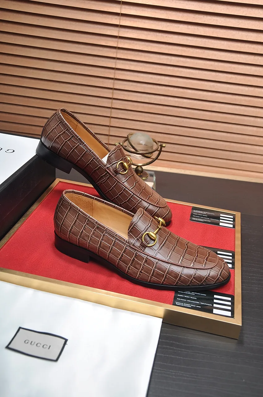 Men's shoes💰500💶Italy's top luxury men's shoe giant (GUCCI) (Gucci) (full cowhide lining) new arrival🍃Original European style🔰 Pleasant to the eye😍In order to make the shoes more durable and non-deformable🌀The production continues to follow traditional methods but there is still no lack of innovation💪Choose original sheepskin for the leather♻️ Smooth and natural And extra bright ⭐Made of imported cowhide, the first choice of rich people 38-45 (45 customized)